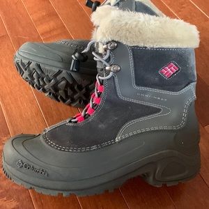 Columbia winter boots. Gray size 5